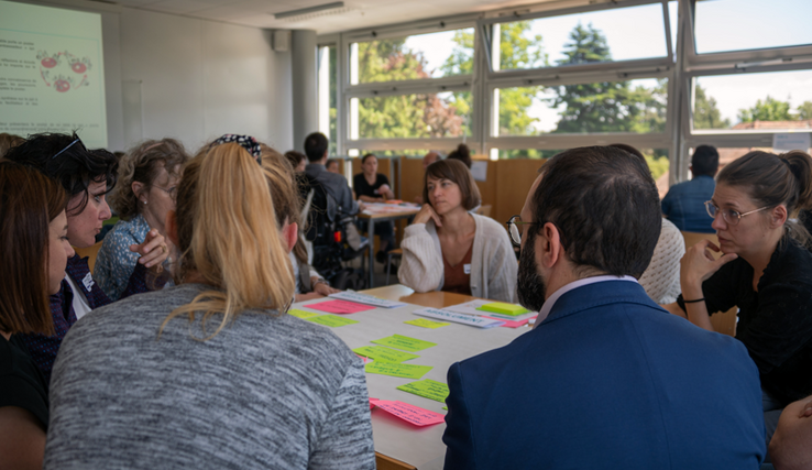 Personnes dans une salle en pleine discussion.