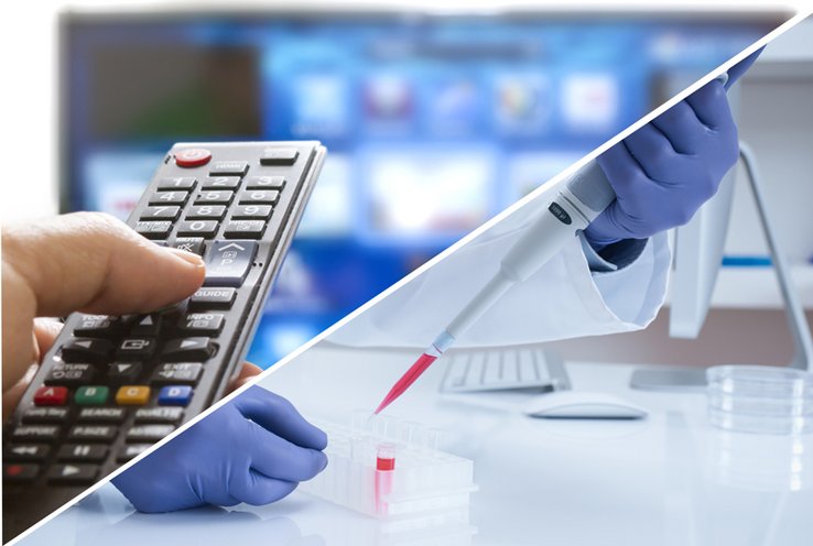 Image d'illustration divisée en deux: à gauche, main tenant une télécommande avec en fond, un écran de téléviseur. A droite, main gantée de latex dans une manipulation de laboratoire.