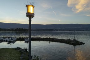 feu sur son mât dans un port vaudois (lac de Neuchâtel)