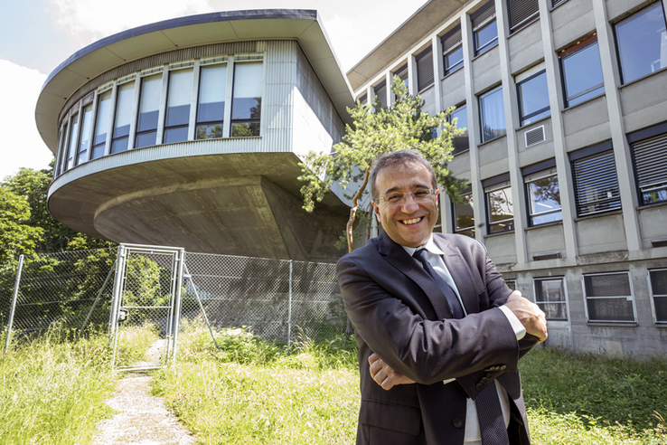 Pascal Broulis photographié à l'extérieur, en contrebas de l'auditoire de l'Ecole de Médecine, à Lausanne.