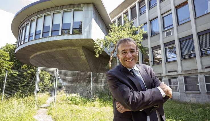 Pascal Broulis photographié à l'extérieur, en contrebas de l'auditoire de l'Ecole de Médecine, à Lausanne.