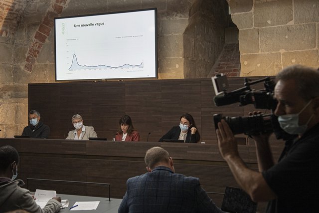 Le médecin cantonal, les conseillères d'Etat Béatrice Métraux, Rebecca Ruiz et Cesla Amarelle derrière leurs pupitres lors de la conférence de presse.