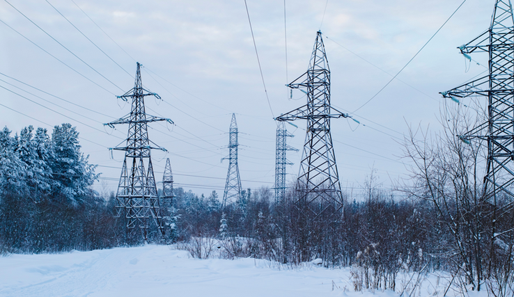 Des lignes à haute tension sous la neige^.