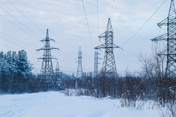 Des lignes à haute tension sous la neige^.