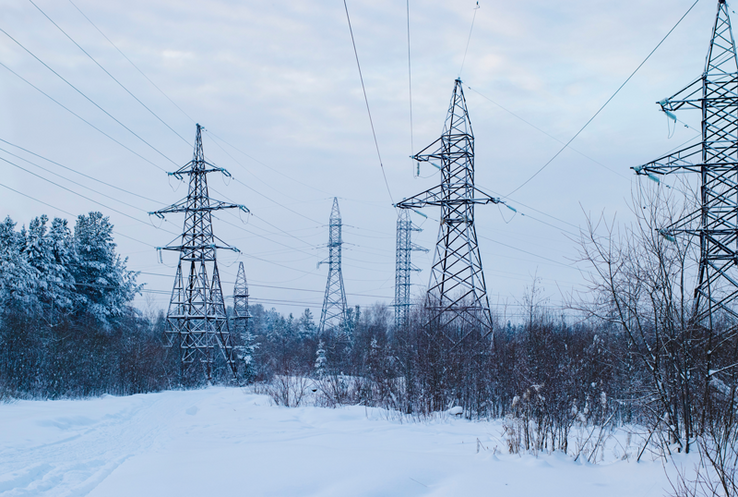Confédération et experts estiment que les défis auxquels la Suisse a dû faire face cet hiver restent d’actualité pour l’hiver 2023-2024. Des lignes à haute tension sous la neige^.