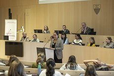 Le Parlement des filles 2023. Noura Bel-Hammar, vice-présidente, présente la Commission de jeunes du canton de Vaud (Photo JB Sieber)