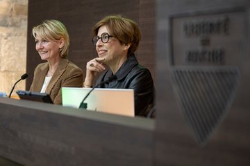 La conseillère d'Etat Isabelle Moret (Economie) et la directrice générale de l'Emploi, Françoise Favre, ont présenté le contre-projet des autorités devant les médias.