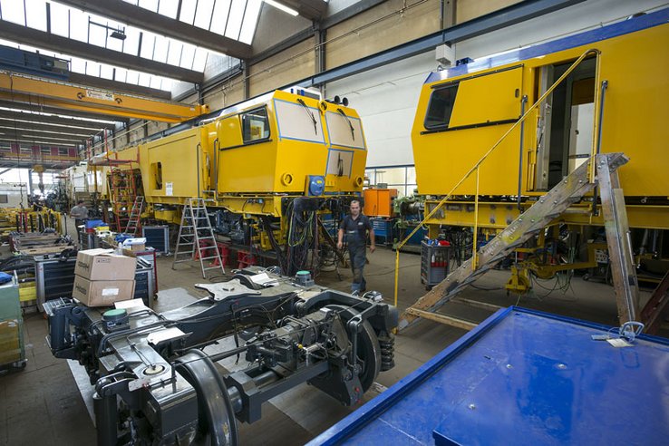 vue des ateliers de l'entreprise Matisa, constructrice de machines-outils