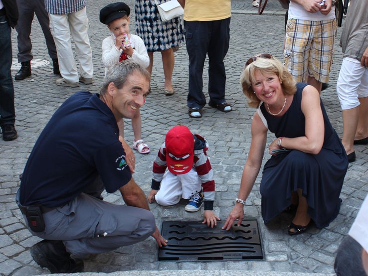 Philippe Tavel, garde-pêche, un jeune garçon et la conseillère d’Etat Jacqueline de Quattro découvrent la nouvelle grille d’évacuation des eaux à la Palud.