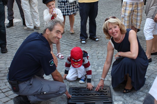 Philippe Tavel, garde-pêche, un jeune garçon et la conseillère d’Etat Jacqueline de Quattro découvrent la nouvelle grille d’évacuation des eaux à la Palud.