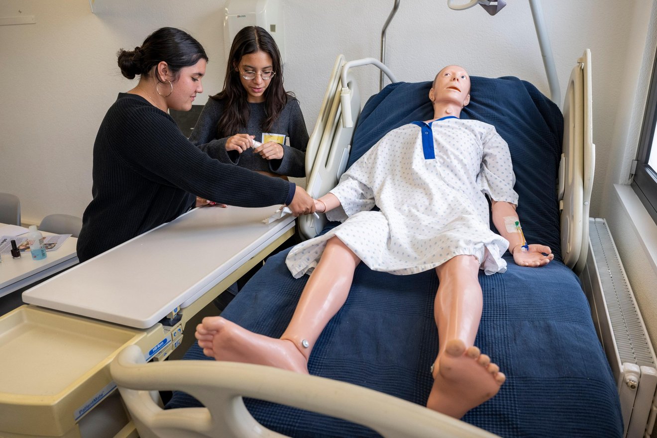 Photo de deux élèves avec un mannequin