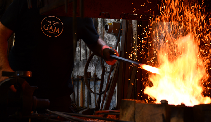 Travail du métal dans une forge