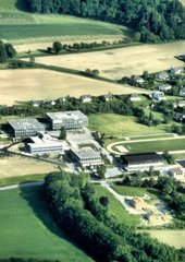 Le gymnase en 1983 avec l'ajout de l'Ecole normale et salle de sport