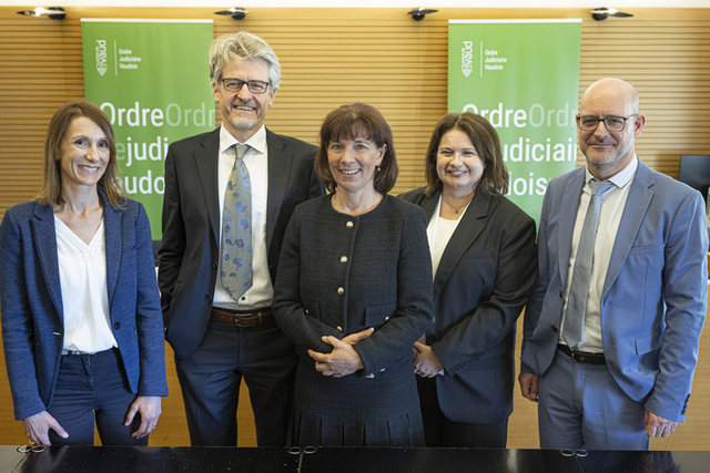 Les personnages posent les uns à côté des autres.