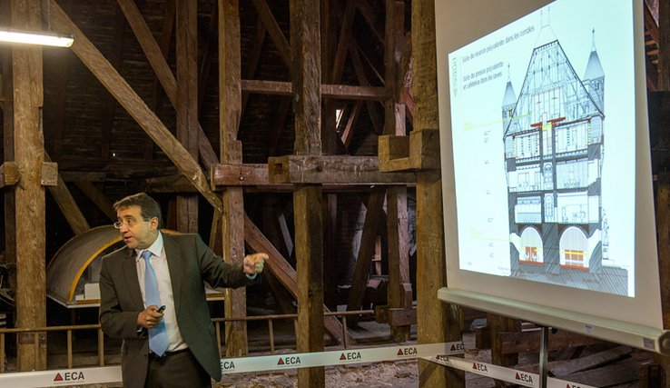 Pascal Broulis parle durant la conférence de presse. Sur sa gauche, un écran avec un plan du château projeté.