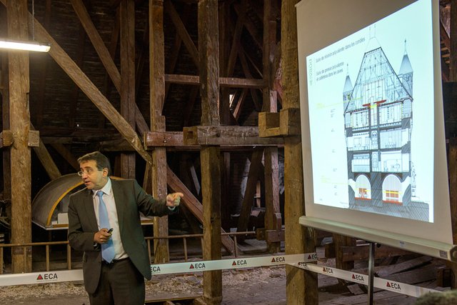 Pascal Broulis parle durant la conférence de presse. Sur sa gauche, un écran avec un plan du château projeté.