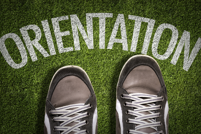 Deux pieds sur le gazon avec un titre orientation