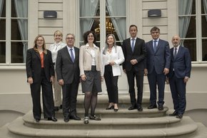 Le Conseil d'Etat et le chancelier sur le perron de la Maison de l'Elysée