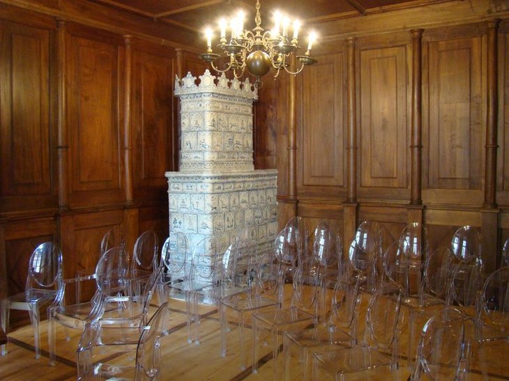 Accès: difficile d'accès pour les personnes à mobilité réduite - cachet: - petite salle boisée dans un bâtiment historique Accès: difficile d'accès pour les personnes à mobilité réduite - cachet: - petite salle boisée dans un bâtiment historique