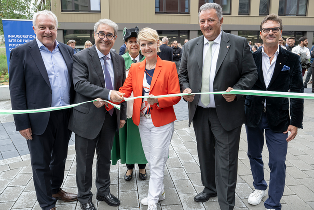 Le moment du couper de ruban