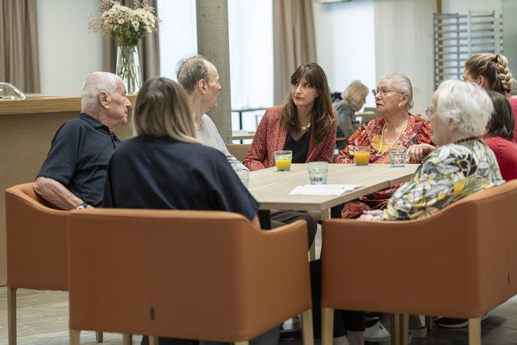 Etat de Vaud photo de la Conseilère d’Etat Rebecca Ruiz en discussion avec les pensionnaires de l’EMS Le Tilleul