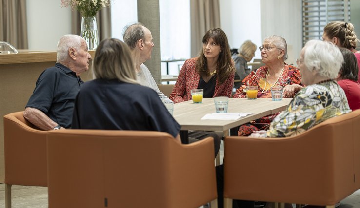 photo de la Conseilère d’Etat Rebecca Ruiz en discussion avec les pensionnaires de l’EMS Le Tilleul