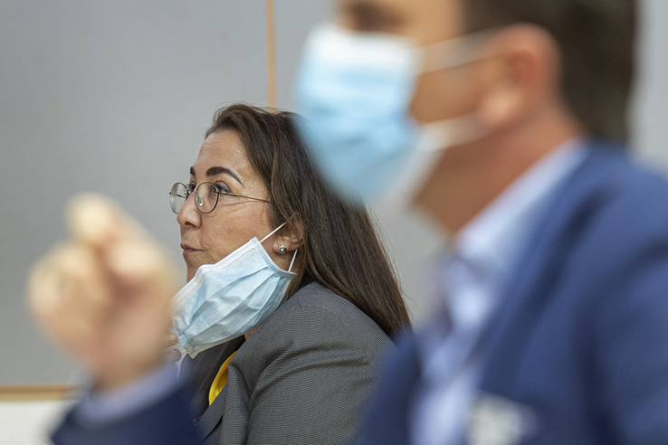 Les deux personnages en gros plan, portant des masques chirurgicaux.