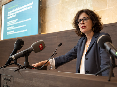 Madame Luisier au mirco pendant la conférence de presse.