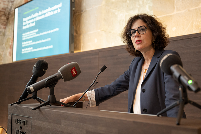 Madame Luisier au mirco pendant la conférence de presse.