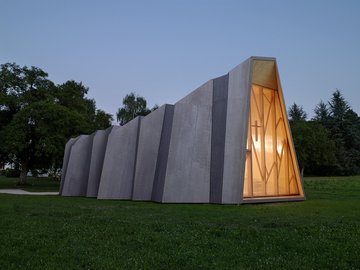 Chapelle moderne en bois basée sur une forme d'origami