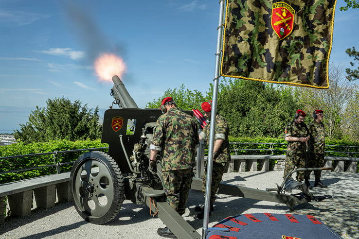 Les artilleurs tirant au canon depuis la colline de Sauvabelin, à Lausnne.
