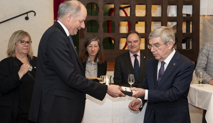 Remise d'un cadeau à M.Bach par le président du Grand Conseil
