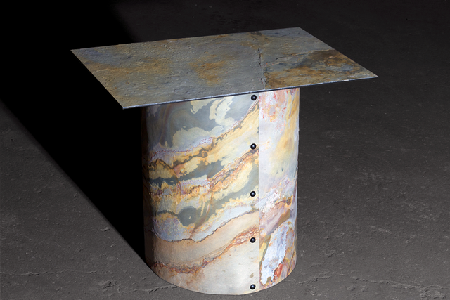 Image de la table basse imaginée et réalisée par la designeuse et forgeronne Bertille Laguet. L'objet, malgré une allure massive évoquant une ancienne colonne en marbre, ne pèse en fait que 12 kilos.