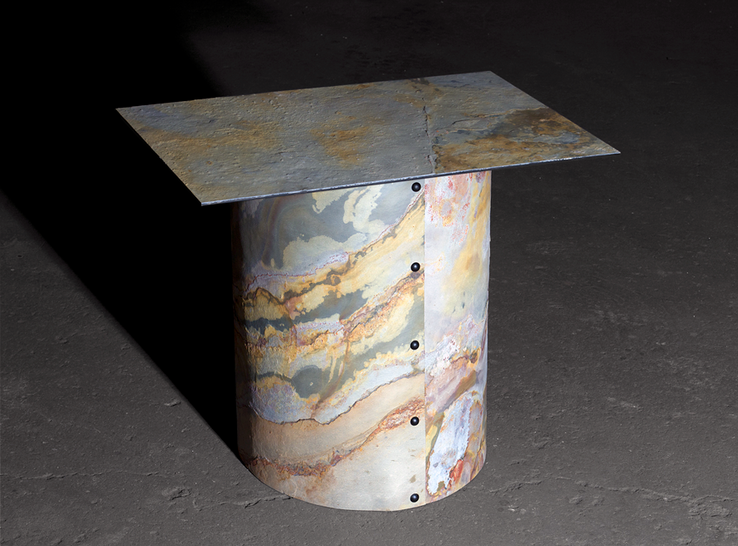 Image de la table basse imaginée et réalisée par la designeuse et forgeronne Bertille Laguet. L'objet, malgré une allure massive évoquant une ancienne colonne en marbre, ne pèse en fait que 12 kilos.