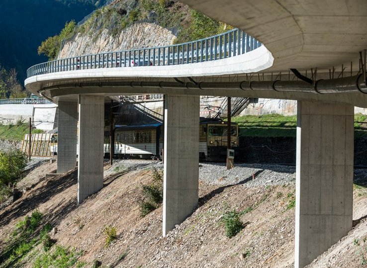 Le nouveau viaduc en S, vu de dessous, au-dessus de la voie du MOB (un train passe).