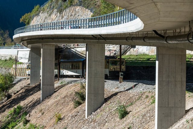 Le nouveau viaduc en S, vu de dessous, au-dessus de la voie du MOB (un train passe).