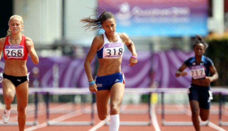 Jeunes athlètes courant aux Jeux olympiques 2010 à Singapour.