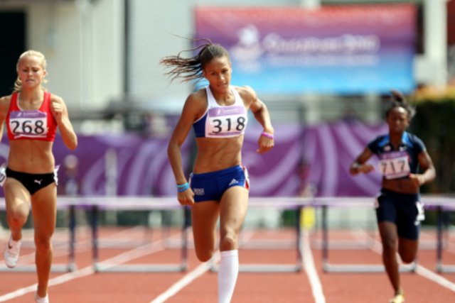 Jeunes athlètes courant aux Jeux olympiques 2010 à Singapour.