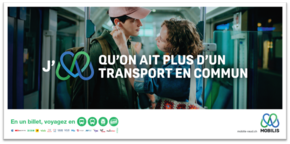un jeune couple d'amoureux face à face. Le texte dit: "J'aime qu'on ait plus d'un transport en commun"