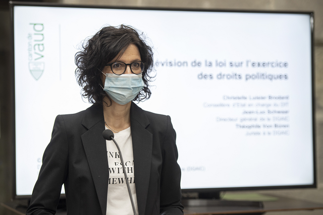 La conseillère d'Etat en conférence de presse.