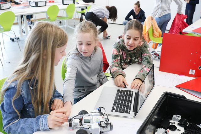 L'atelier "Les robots c’est l’affaire des filles" (photo Alain Herzog, EPFL)