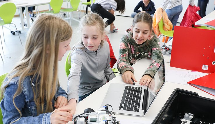 L'atelier "Les robots c’est l’affaire des filles" (photo Alain Herzog, EPFL)