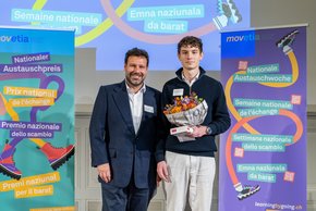 Les deux personnes posent côte à côte.