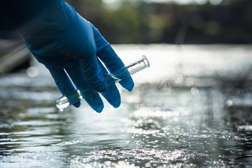 prélèvement eau (image prétexte)