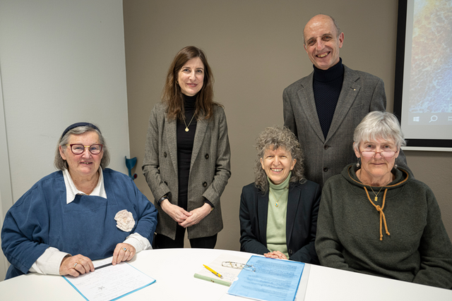 Les personnages derrière une table