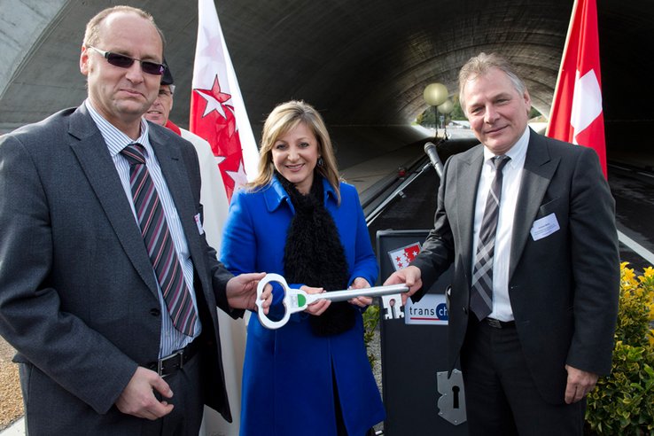 Les personnages posent. Nuria Gorrite tient une grande clé symbolique.