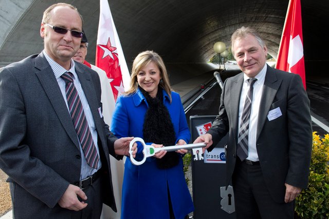 Les personnages posent. Nuria Gorrite tient une grande clé symbolique.
