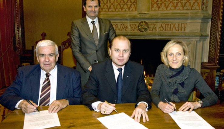 Signature de la convention au Château cantonal. De gauche à droite: Yvan Tardy, président de l'UCV, Vincent Grandjean, chancelier de l'Etat de Vaud, Philippe Leuba, conseiller d'Etat et chef du DINT, Andréa Arn, présidente de l'AdCV. photo des signataires de la convention