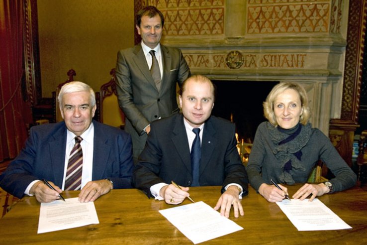 Signature de la convention au Château cantonal. De gauche à droite: Yvan Tardy, président de l'UCV, Vincent Grandjean, chancelier de l'Etat de Vaud, Philippe Leuba, conseiller d'Etat et chef du DINT, Andréa Arn, présidente de l'AdCV. photo des signataires de la convention