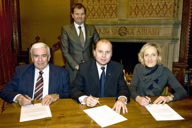 photo des signataires de la convention